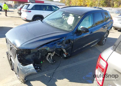 2024 Volvo Xc60 Recharge Plug-In Hybrid T8 Core Dark Theme from USA, damaged, VIN YV4H60DK2R1929818